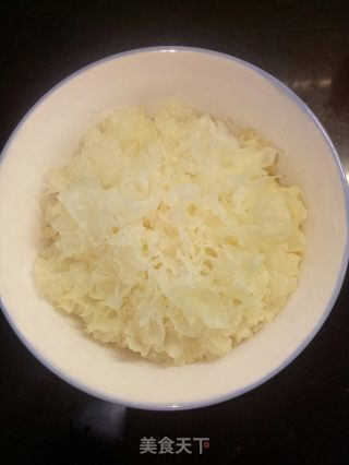 银耳鸡蛋羹的做法步骤：1