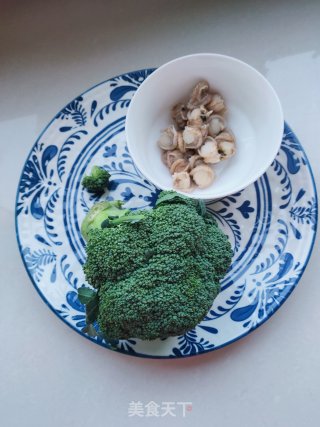 扇贝西蓝花的做法步骤：1