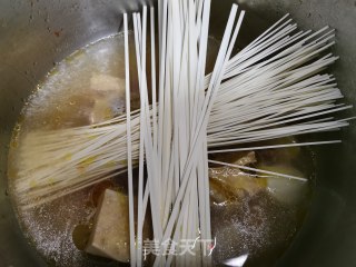 牛尾萝卜汤面的做法步骤：3