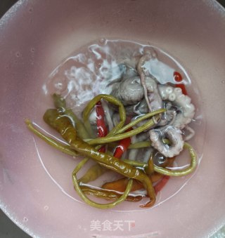 泡椒炒长腿蛸的做法步骤：1