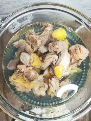 菌菇鸡汤的做法步骤：3