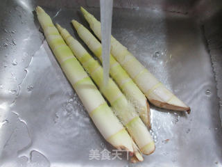 姬松茸烧雷笋的做法步骤：4