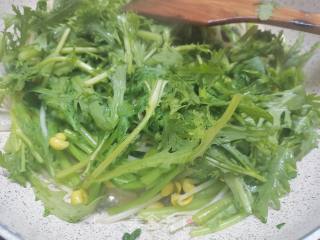 黄豆芽金针菇茼蒿菜的做法步骤：6