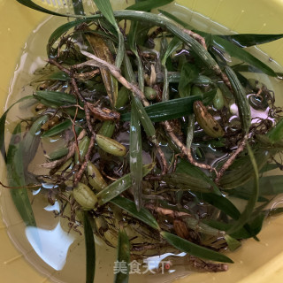 龙骨煲石橄榄汤的做法步骤：1