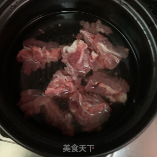 龙骨煲石橄榄汤的做法步骤：2