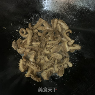 尖椒炒牛肚的做法步骤：3