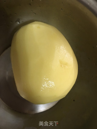 土豆丝炒烧肉的做法步骤：1