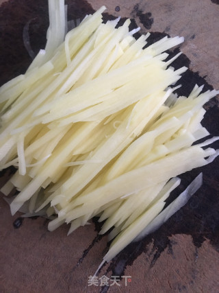 土豆丝炒烧肉的做法步骤：2