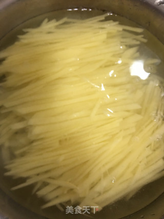 土豆丝炒烧肉的做法步骤：3