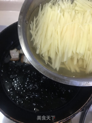 土豆丝炒烧肉的做法步骤：7