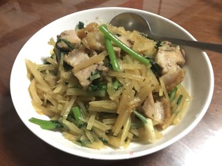 土豆丝炒烧肉的做法步骤：9