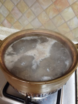 胡萝卜马蹄玉米排骨汤的做法步骤：4