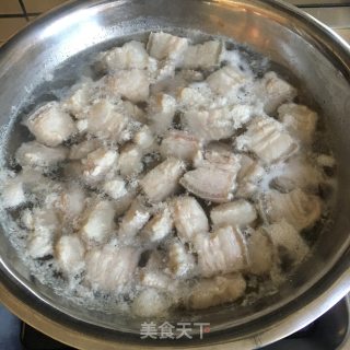 五花肉烧虎皮鹌鹑蛋的做法步骤：1