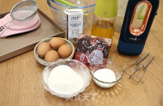 红豆沙戚风蛋糕卷的做法步骤：1