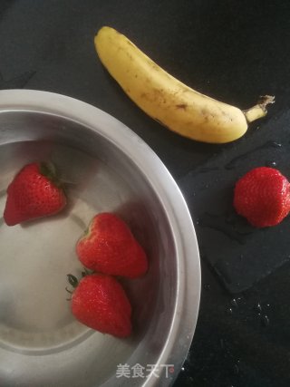 草莓香蕉圣诞老人的做法步骤：1