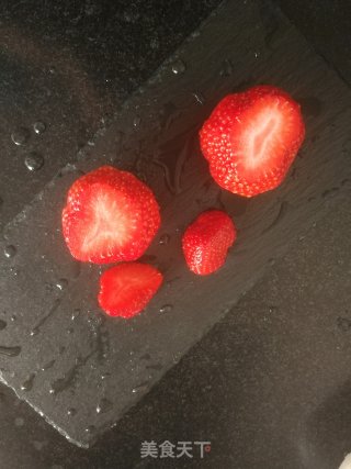 草莓香蕉圣诞老人的做法步骤：3