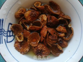虫草花松茸排骨汤的做法步骤：1