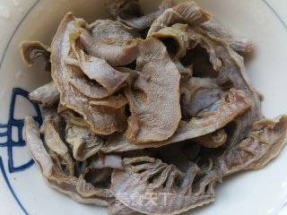 芹菜笋干炖排骨的做法步骤：1