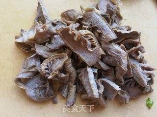 芹菜笋干炖排骨的做法步骤：2