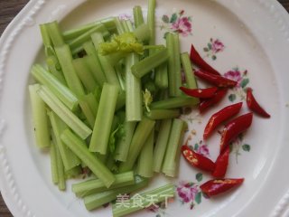 芹菜笋干炖排骨的做法步骤：4