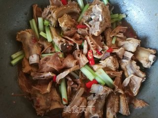 芹菜笋干炖排骨的做法步骤：13