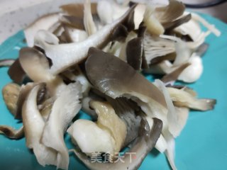 平菇木耳炒肉片的做法步骤：2
