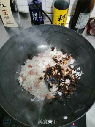 鸡蛋火腿香菇炒饭的做法步骤：3