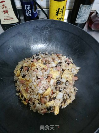 鸡蛋火腿香菇炒饭的做法步骤：4