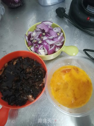 洋葱白菜鸡蛋炒木耳的做法步骤：2