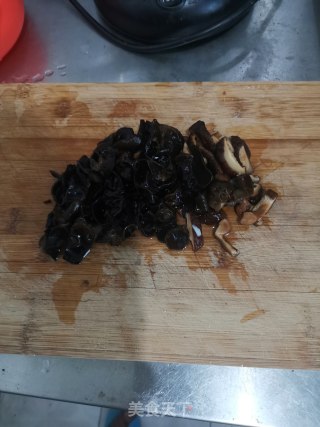 洋葱白菜鸡蛋炒木耳的做法步骤：4