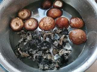 香菇炒木耳的做法步骤：1