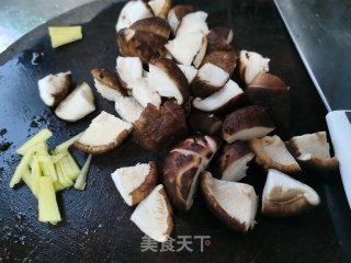 香菇炒木耳的做法步骤：3