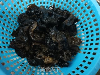 香菇炒木耳的做法步骤：4