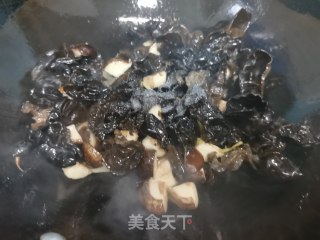 香菇炒木耳的做法步骤：7