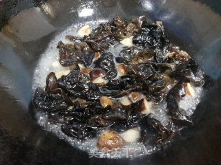 香菇炒木耳的做法步骤：8
