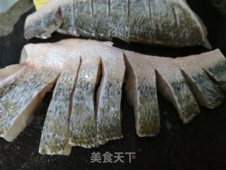 清蒸鲈鱼的做法步骤：2
