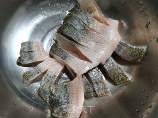 清蒸鲈鱼的做法步骤：3