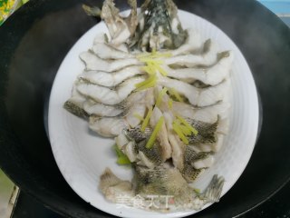 清蒸鲈鱼的做法步骤：7