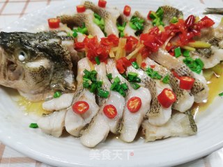 清蒸鲈鱼的做法步骤：12