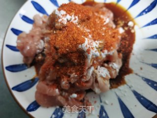 葱爆孜然里脊的做法步骤：1