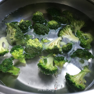 西兰花炒木耳的做法步骤：2