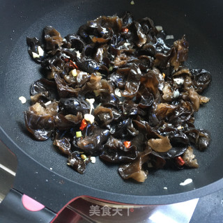 西兰花炒木耳的做法步骤：7