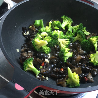 西兰花炒木耳的做法步骤：8