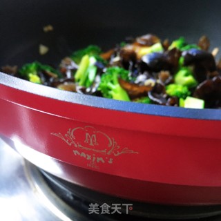 西兰花炒木耳的做法步骤：9