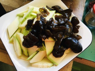 西葫芦木耳炒鸡蛋的做法步骤：2