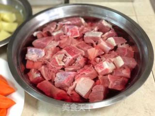 土豆焖牛腩的做法步骤：1