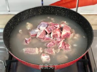 土豆焖牛腩的做法步骤：2
