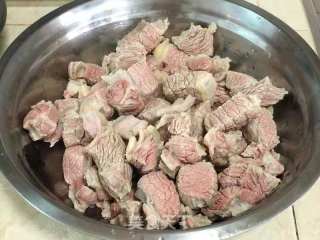 土豆焖牛腩的做法步骤：3