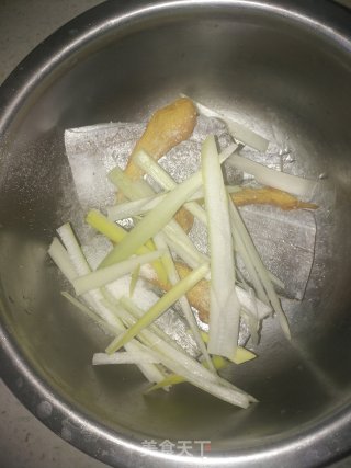 香煎带鱼的做法步骤：1