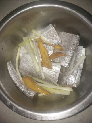 香煎带鱼的做法步骤：2